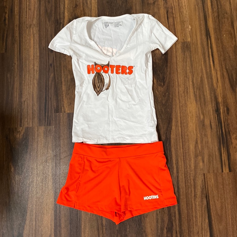 Hooters outfit